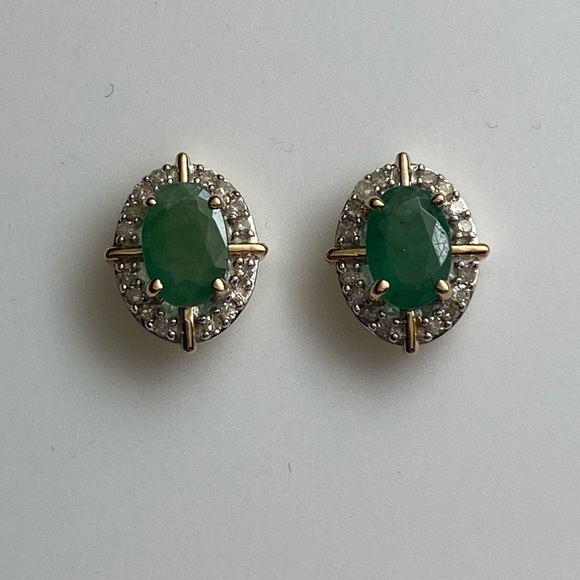 10K Yellow Gold Oval Shape Emerald and 0.10ct twt Diamond Stud Earrings NEW - Picture 5 of 11